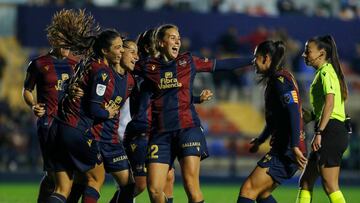 Alharilla celebra junto a sus compañeras le gol de la victoria.