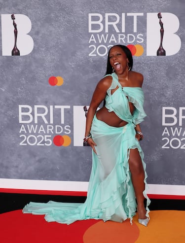 Rachel Chinouriri posa en la alfombra de los Brit Awards 2025.