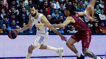 MURCIA, 12/02/2023.- El base del Real Madrid Sergio Rodriguez (i) juega un balón ante Travis Trice, del UCAM Murcia, durante el partido de la Liga Endesa de baloncesto que disputan este domingo en el Palacio de los Deportes de Murcia. EFE/Marcial Guillén