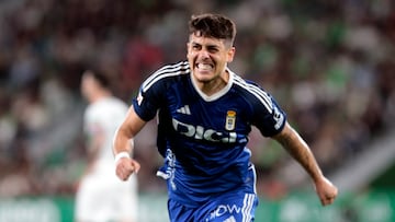 Colombatto contra el Elche en un partido de LaLiga Hypermotion.