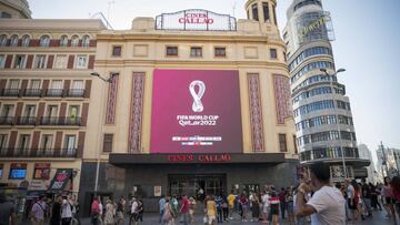 Proyección del logo del Mundial de Qatar 2022 en la Plaza de Callao.