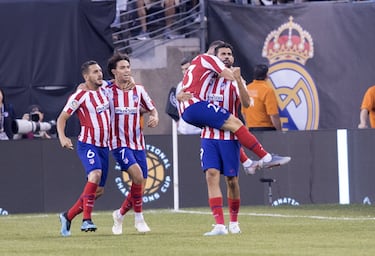 El verano de 2019 vivió un derbi original, exótico y extraordinario. Madridistas y rojiblancos se midieron en New Jersey, al lado de Nueva York, en el que fue el primer derbi celebrado fuera de Europa. Ambos equipos estaban aún en pretemporada, pero mientras que para unos (los atléticos) se lo tomaban muy en serio, otros (los blancos) lo tomaron como un amistoso más. Y el resultado no deja lugar a dudas quién fue el absoluto vencedor: ganaron los rojiblancos con un marcador que ya es historia de los derbis: 7-3 ¡, con cuatro goles de Diego Costa (sería expulsado junto con Carvajal por engancharse en una tángana), Joao Félix, Correa y Vitolo. Por parte madridista marcaron Nacho, Benzema (de penalti) y el también canterano Javi Hernández. Esa derrota frenó el que hubiese sido uno de los fichajes de verano: el traspaso del colombiano James para la escuadra rojiblanca. La imagen dada por unos y otros era significativa, pero para Simeone, aquel partido “no refleja el potencial nuestro y el de ellos…”. Pero el marcador quedó fijado para la eternidad.