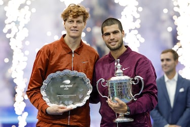 Carlos Alcaraz de España y Jannik Sinner de Italia posan con el trofeo de campeón y el trofeo de subcampeón, respectivamente, tras la final individual masculina del Abierto de Estados Unidos.