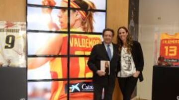 Amaya Valdemoro junto a Alfonso Ussia.