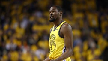 OAKLAND, CALIFORNIA - APRIL 15: Kevin Durant #35 of the Golden State Warriors motions towards the bench during their game against the LA Clippers during Game Two of the first round of the 2019 NBA Western Conference Playoffs at ORACLE Arena on April 15, 2019 in Oakland, California. NOTE TO USER: User expressly acknowledges and agrees that, by downloading and or using this photograph, User is consenting to the terms and conditions of the Getty Images License Agreement. Ezra Shaw/Getty Images/AFP
== FOR NEWSPAPERS, INTERNET, TELCOS & TELEVISION USE ONLY ==