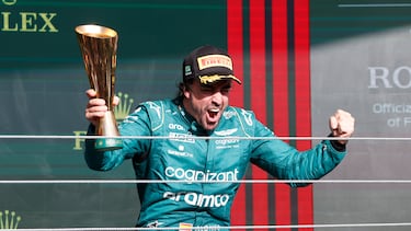 Fernando Alonso celebra su podio en el Gran Premio de Brasil.