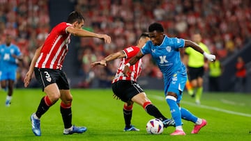 BILBAO, 06/10/2023.- El delantero belga del Almeria, Largie Ramazani (d), intenta llevarse el balón ante los jugadores del Athletic Club, Dani Vivian (i) y Dani García, durante el encuentro correspondiente a la jornada nueve de primera división disputado hoy viernes en el estadio de San Mamés, en Bilbao. EFE / Miguel Toña.