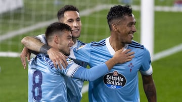 Renato Tapia felicita a Fran Beltrán por su tanto ante el Granada en presencia de Hugo Mallo.