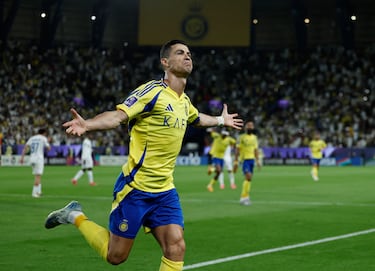 Celebración de Cristiano Ronaldo tras poner en el marcador el 2-0 a favor del Al-Nassr frente al Esteghlal Tehran Football Club, un conjunto de la  capital de la República Islámica de Irán.