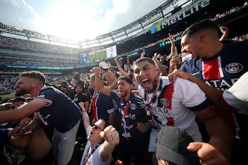 Locura de los aficionados del conjunto francés tras el pitido final del encuentro frente al Real Madrid.