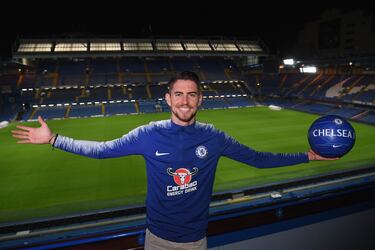 El mediocentro, nacido en Imbituba (Brasil) pero internacional con Italia, se convirtió en uno de los fichajes más sonados de la Premier League en julio de 2018 cuando el Chelsea pagó 57 millones de euros al Nápoles para hacerse con sus servicios, convirtiéndole, para ese momento, en el jugador italiano más caro de la historia. Jorginho, formado en el Hellas Verona y consolidado en el Napoli de Sarri, llegó a Stamford Bridge junto al entrenador como pieza clave para dar identidad al nuevo Chelsea. Su juego de pases cortos, visión táctica y temple en los penaltis le convirtieron en pilar del centro del campo blue, donde conquistó la Europa League en 2019, la Champions League en 2021 y la Supercopa de Europa, además de ser elegido Mejor Jugador UEFA y balón de Bronce tras brillar también con la selección italiana en la consecución de la Eurocopa 2020.