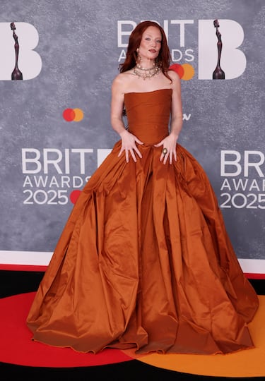 Jess Glynne posa en la alfombra de los Brit Awards 2025.