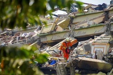 Un rescatista camina durante una operación de búsqueda en el lugar de un edificio derrumbado, tras un fuerte terremoto, en Mandalay, Myanmar.