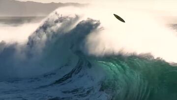 Jamie O'Brien sufre un wipeout en la ola de Pipeline (Hawái, Estados Unidos), con su tabla volando por los aires.