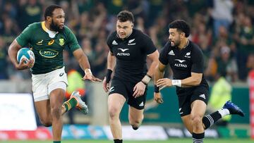 South Africa's center Lukhanyo Am (L) runs with the ball during the Rugby Championship international rugby match between South Africa and New Zealand at the Mbombela Stadium in Mbombela on August 6, 2022. (Photo by PHILL MAGAKOE / AFP)
