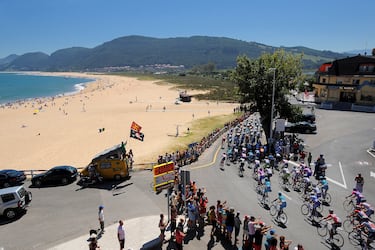 Se encuentra muy próxima al Parque Natural de las Marismas de Santoña y es uno de los lugares más bellos para disfrutar del amanecer. Su paisaje, rodeado de montañas, bosques y dunas, es uno de los más impresionantes que podemos encontrar en Cantabria.