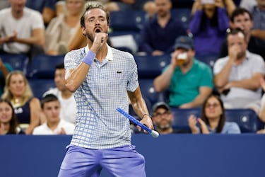 Gestos del tenista ruso Daniil Medvedev durante el partido frente al tenista francés Benjamin Bonzi.