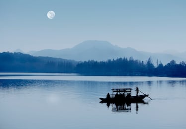 Un lago rodeado de montañas y pagodas, con una belleza escénica que ha inspirado a poetas y artistas.