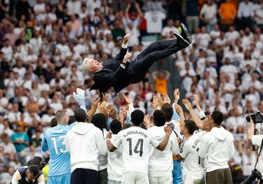 Los jugadores del Real Madrid mantean a Carlo Ancelotti en su despedida. 