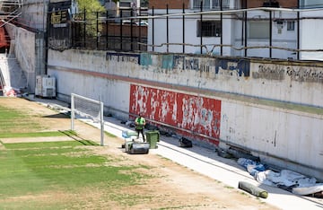 El temporada 25/26 el conjunto madrileño jugará en la Conference League. Por ello, una delegación de la UEFA ha inspeccionado el estadio de Vallecas. Los han revisado la grada, carpeta en mano, acompañados por diferentes empleados del club rayista. Según la norma, el campo debe pertenecer a la categoría 4 y el mayor inconveniente para conseguirlo son las las dimensiones del terreno de juego.