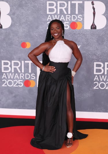Simply Sayo posa en la alfombra de los Brit Awards 2025.