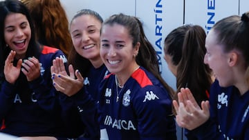 Cris Martínez, anunciando a sus compañeras del Deportivo que causará baja por embarazo.
