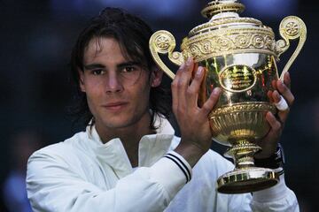 España ha conquistado hasta el momento cinco títulos en Wimbledon: dos de Rafa Nadal (2008 y 2010), uno de Manolo Santana (1966), otro de Conchita Martínez (1994) y otro de Garbiñe Muguruza (2017). En cuanto a finalistas, Nadal lo fue otras tres veces (2006, 2007 y 2011), Lili Álvarez, tres (1926, 1927 y 1928), dos Arantxa Sánchez Vicario (1995 y 1996) y otra Muguruza (2015). Arantxa, además, ganó el título de dobles, junto con la checa Jana Novotna, en 1995.