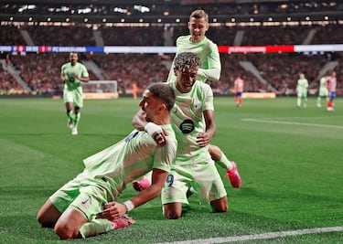0-1. Ferran Torres celebra el primer tanto con Lamine Yamal.
