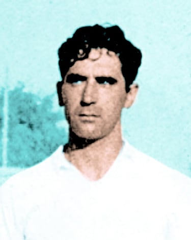 El defensa vizcaíno llegó al Real Madrid en 1941 donde jugó cinco temporadas hasta su salida en 1946. En su etapa madridista disputó 47 encuentros. Defendió los colores del Oviedo durante cuatro temporadas entre 1946 y 1950. En total jugó 50 partidos en el conjunto Carbayón.