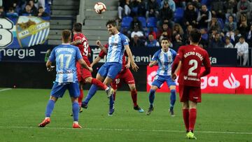 Adrián disputa un balón aéreo durante el Málaga - Osasuna.