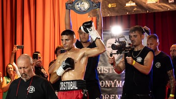 Cristóbal Lorente en la salida hacia el ring.