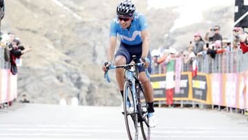 Mikel Landa llega a la meta de Ceresole Reale en el Giro de Italia.