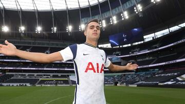 Sergio Reguilón posa en su presentación con el Tottenham.