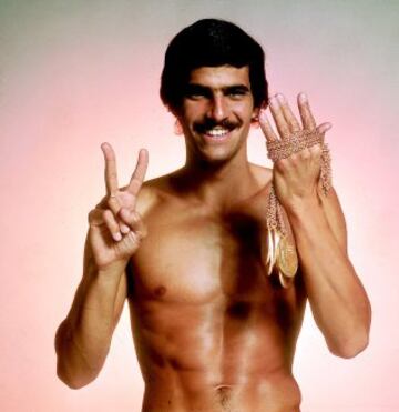 Mark Spitz posa con los 7 oros Olímpicos conseguidos en Múnich 1972.