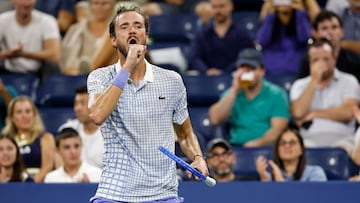 Daniil Medvedev hace un gesto obsceno en su partido contra Benjamin Bonzi en el US Open.
