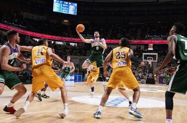 Kravish y Perry ponen en órbita al Unicaja