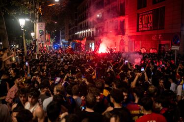 Cientos de aficionados del Fútbol Club Barcelona celebran en la fuente de Canaletas, uno de los lugares emblemáticos de la ciudad, la conquista de LaLiga 2025 tras la victoria 2-0 sobre el RCD Espanyol.