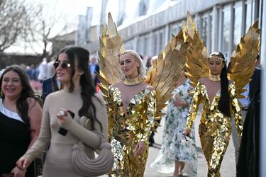 Ambiente durante el 'Ladies Day' del Grand National Festival, la carrera ecuestre más importante de las que se celebran en el Reino Unido, en el Circuito de Aintree, Liverpool.