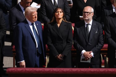 El presidente de los Estados Unidos, Donald Trump, la primera dama de los Estados Unidos, Melania Trump, y el presidente de Estonia, Alar Karis en el funeral del Papa Francisco en la Plaza de San Pedro.