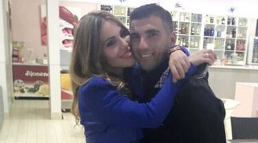 Desde el fallecimiento del futbolista sevillano en el fatídico accidente de coche, su esposa, Noelia López, ha utilizado sus redes sociales para recordarle permanentemente. Y semanas después del terrible suceso, la joven publicó en sus stories de Instagram el siguiente mensaje: "La vida le preguntó a la muerte: '¿Por qué la gente me ama, pero te odia a ti?' Y la muerte respondió: 'Porque tú eres una hermosa mentira, y yo soy una dolorosa verdad".