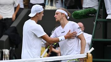 Holger Rune y Alejandro Davidovich hablan después de su partido en Wimbledon.