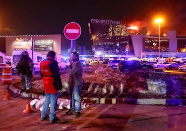 Un fallecido en los aledaños del Crocus City Hall, a las afueras de Moscú, tras el atentado perpetrado por un grupo de personas vestidas camuflaje y armas de asalto.