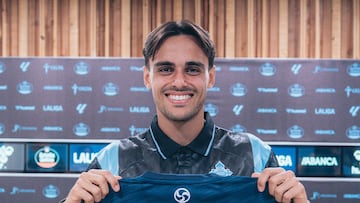 El centrocampista Miguel Román posa con la camiseta que indica el año de finalización de su nuevo contrato con el Celta.