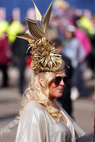 Ambiente durante el 'Ladies Day' del Grand National Festival, la carrera ecuestre más importante de las que se celebran en el Reino Unido, en el Circuito de Aintree, Liverpool.