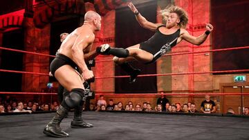 Pete Dunne golpea a su rival durante un combate.