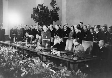 El 25 de octubre de 1936, se firmó un tratado entre Alemania e Italia que posteriormente sería el Pacto del Eje al unirse Japón en 1940.