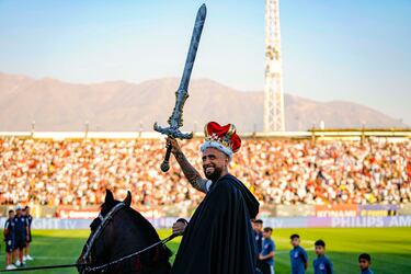 Al estilo 'Rey Arturo'. Así fue presentado Vidal en su presentación como nuevo jugador del Colo-Colo en el Estadio Monumental lleno. Llegó en helicóptero al estadio situado en Santiago de Chile para después para después cabalgar con un atuendo de rey.