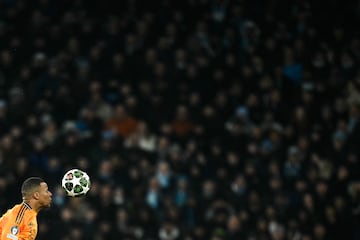 Remate del jugador francés del Real Madrid, Kylian Mbappé, durante el duelo frente al Manchester City.