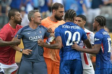 El técnico del PSG propinó un golpe al futbolista sudamericano tras el pitido final, desatando una trifulca que empaña el cierre del partido.