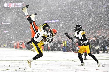 David Njoku de los Cleveland Browns anota una conversión de dos puntos ante la defensa de DeShon Elliott de los Pittsburgh Steelers.